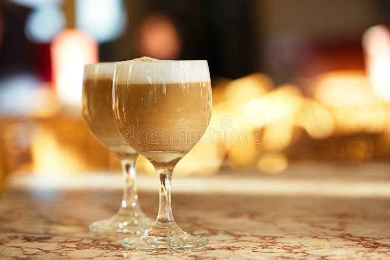 Испанский latte кофе в высокорослых стеклах с backgrou утра солнечным стоковое изображение rf