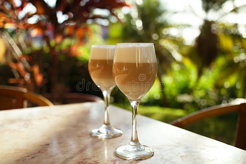 Испанский latte кофе в высокорослых стеклах с backgrou утра солнечным стоковые фото
