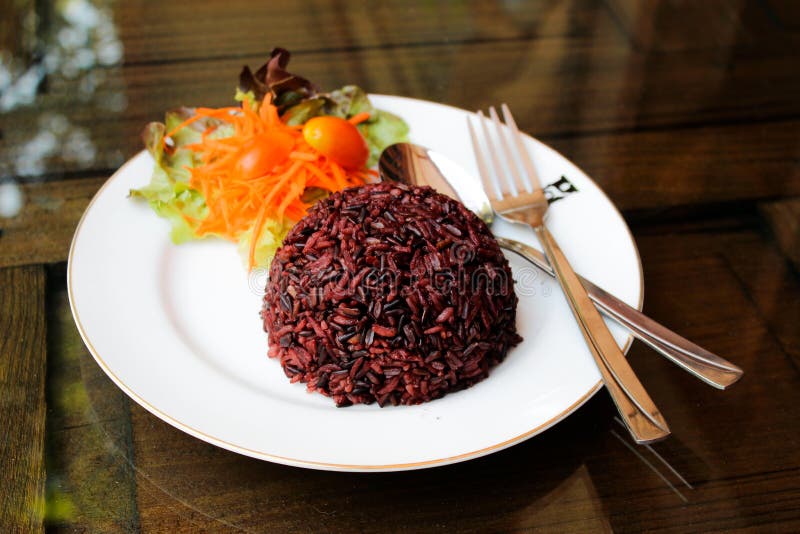 Испаренный riceberry рис на плите стоковое фото Испаренный riceberry рис на плите стоковое фото