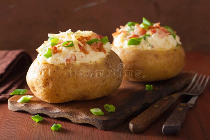 Испеченная картошка в куртке с беконом и сыром стоковые фотографии rf Испеченная картошка в куртке с беконом и сыром стоковые фотографии rf