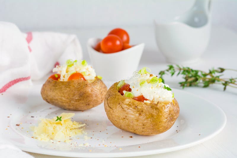 Испеченная картошка с сыром, беконом и сметаной стоковое фото Испеченная картошка с сыром, беконом и сметаной стоковое фото