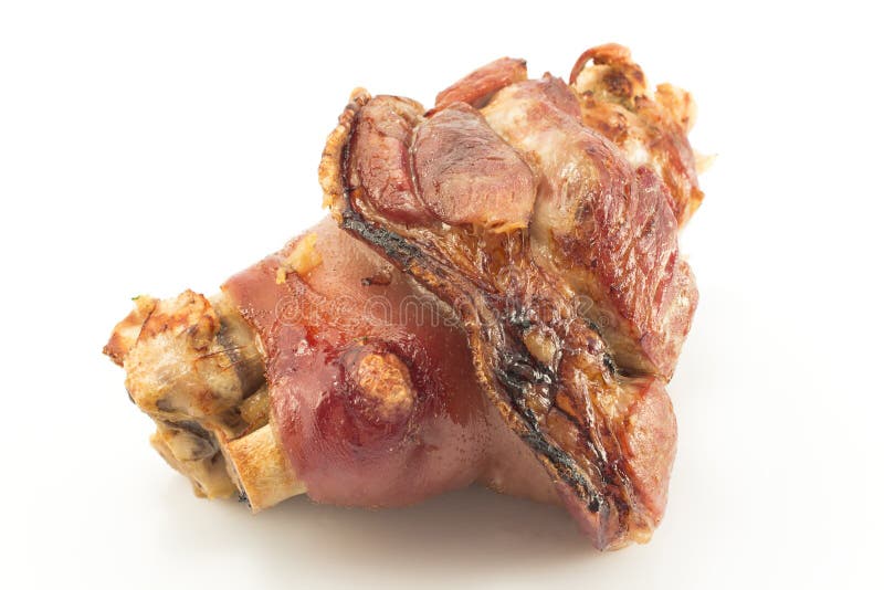 Испеченная костяшка свинины изолированная на белизне