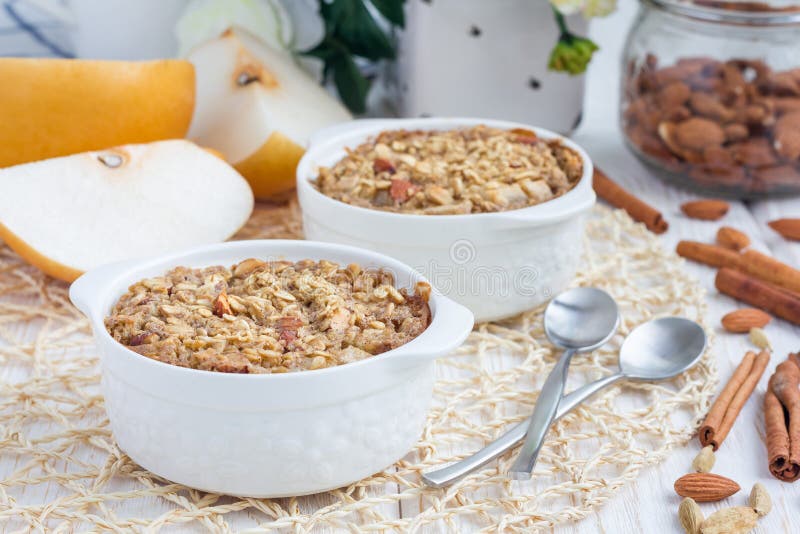 Испеченная овсяная каша с гайками, молоком миндалины, специями и азиатской грушей стоковое изображение rf Испеченная овсяная каша с гайками, молоком миндалины, специями и азиатской грушей стоковое изображение rf