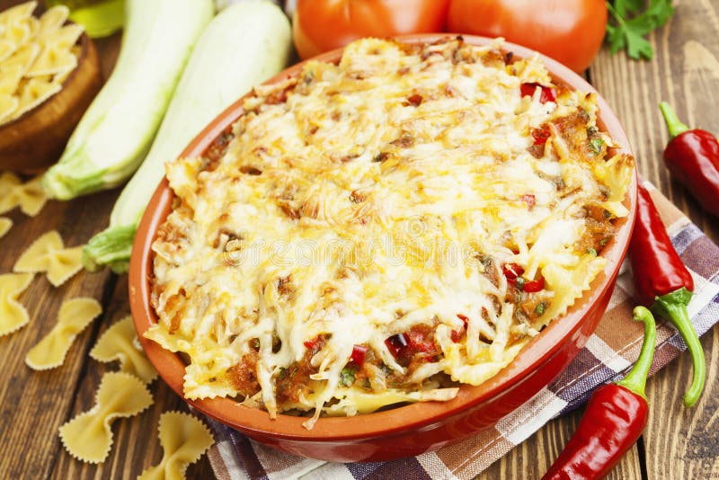 Испеченные макаронные изделия с овощами и чилями стоковые изображения Испеченные макаронные изделия с овощами и чилями стоковые изображения