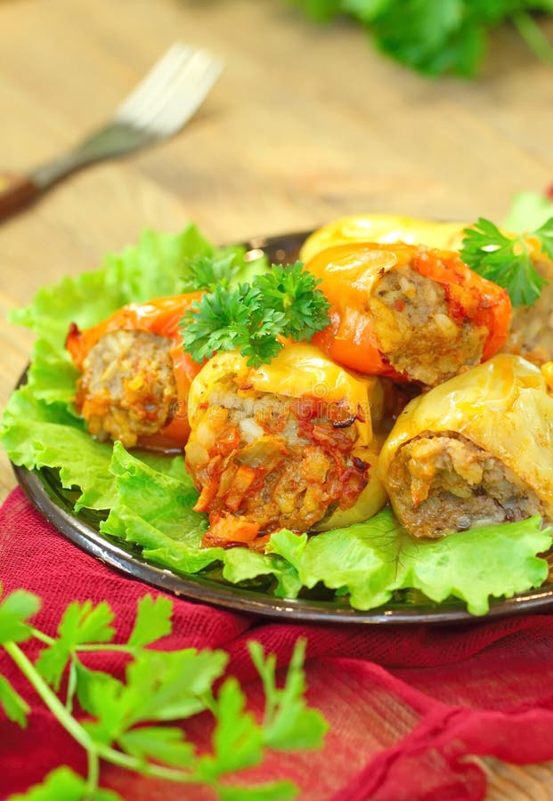 Испеченные перцы заполненные с мясом, рисом и овощами стоковое фото Испеченные перцы заполненные с мясом, рисом и овощами стоковое фото