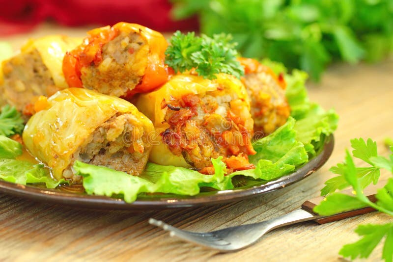 Испеченные перцы заполненные с мясом, рисом и овощами стоковые фото Испеченные перцы заполненные с мясом, рисом и овощами стоковые фото