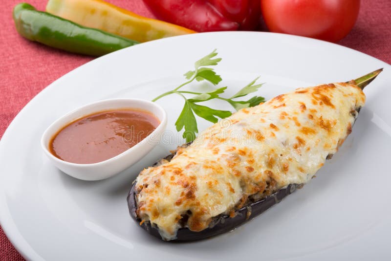 Испеченный баклажан заполненный с сыром и грибами стоковые изображения Испеченный баклажан заполненный с сыром и грибами стоковые изображения