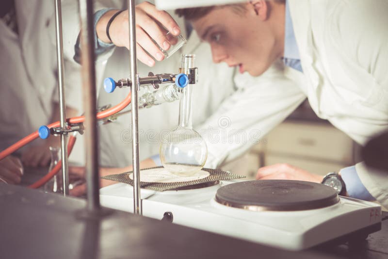 Исследователь молодого разработчика медицины фармацевтический Профессор университета показывая правильную процедуру intern Превра стоковая фотография Исследователь молодого разработчика медицины фармацевтический Профессор университета показывая правильную процедуру intern Превра стоковая фотография