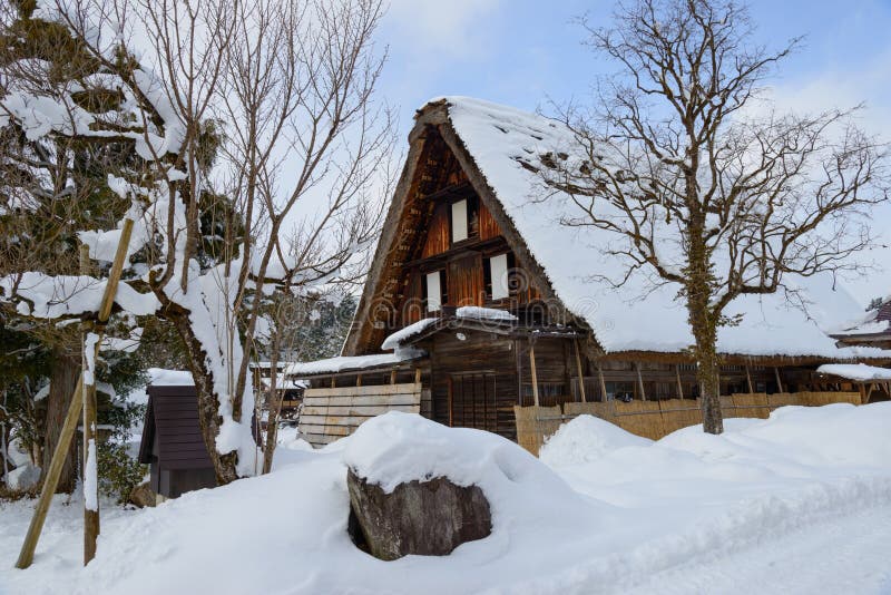 Историческая деревня Shirakawa-идет в зиму стоковые изображения