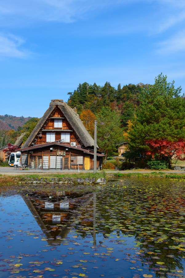 Историческая деревня Shirakawa-идет в осень стоковое изображение rf
