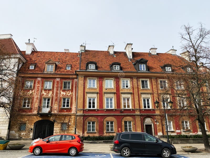 Исторические здания Варшавы с видом на улицу города и припаркованные автомобили стоковая фотография rf
