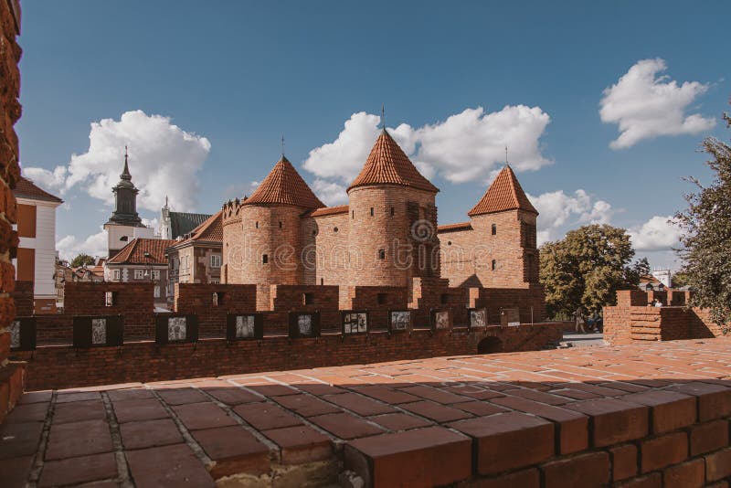 Исторический барбакан в Варшаве в Польше теплый день летних каникул стоковое фото