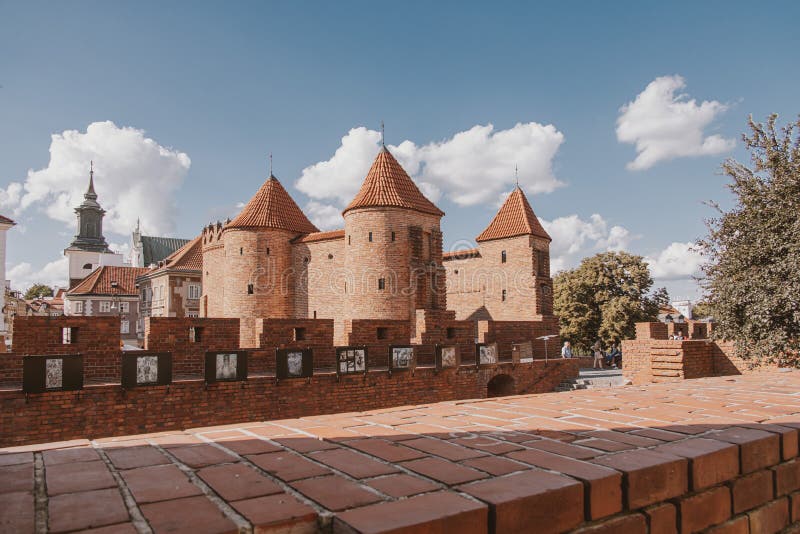 Исторический барбакан в Варшаве в Польше теплый день летних каникул стоковые фото