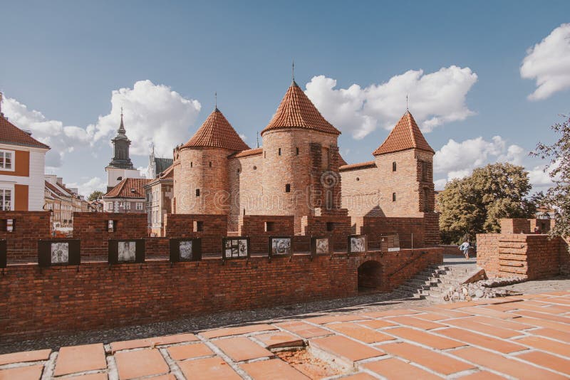 Исторический барбакан в Варшаве в Польше теплый день летних каникул стоковые изображения rf