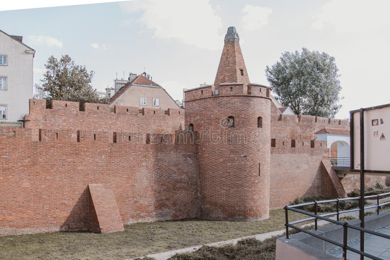 Исторический барбакан в Варшаве в Польше теплый день летних каникул стоковые фото