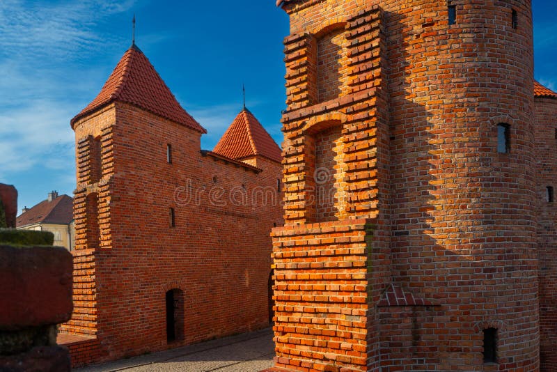 исторический варшава барбикан в варшаве старый таунваршав польша стоковое фото