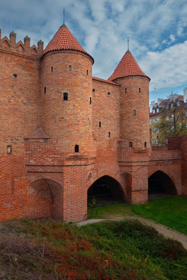 исторический варшава барбикан в варшаве старый таунваршав польша стоковое изображение rf