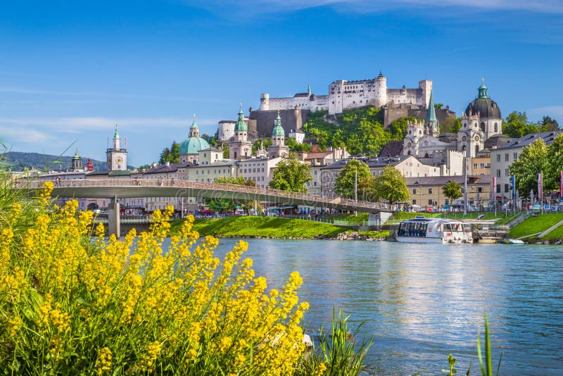 Исторический город Зальцбурга с рекой в лете, Австрией Salzach стоковые фото Исторический город Зальцбурга с рекой в лете, Австрией Salzach стоковые фото