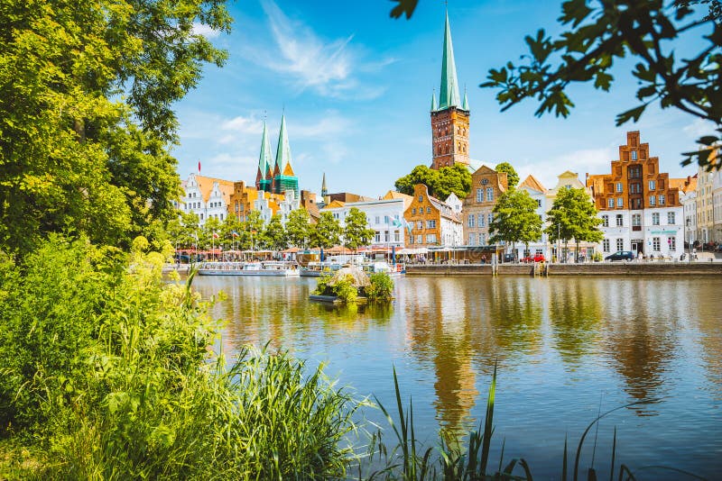 Исторический город Luebeck с рекой летом, Шлезвиг-Гольштейном Trave, Германией стоковое фото Исторический город Luebeck с рекой летом, Шлезвиг-Гольштейном Trave, Германией стоковое фото