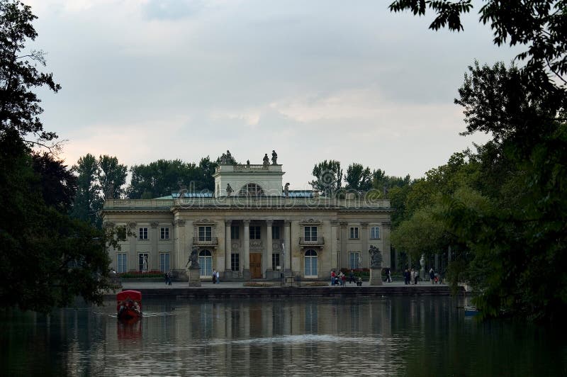Исторический дворец на воде в летний интересный день в Варшаве в Польше стоковая фотография