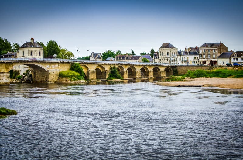 Исторический мост в деревне Chinon во Франции