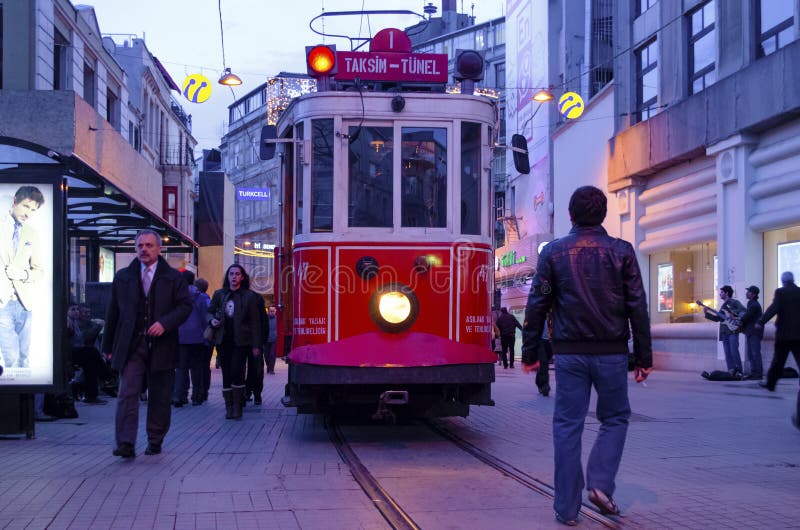 Исторический трамвай на бульваре Istiklal стоковые изображения rf Исторический трамвай на бульваре Istiklal стоковые изображения rf