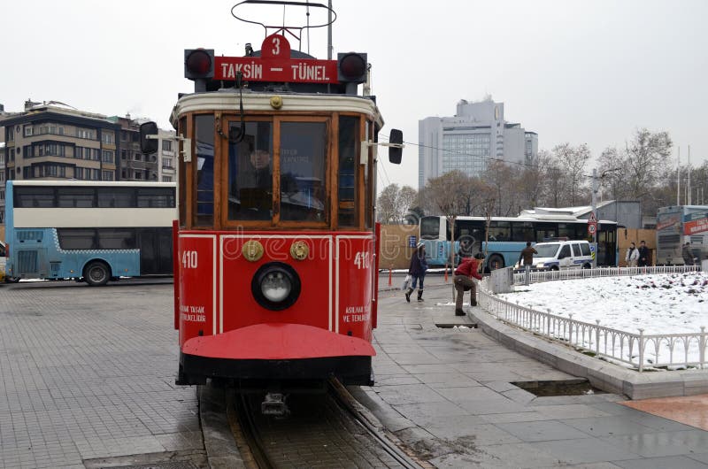 Исторический трамвай на бульваре Istiklal квадратное taksim стоковое изображение rf Исторический трамвай на бульваре Istiklal квадратное taksim стоковое изображение rf