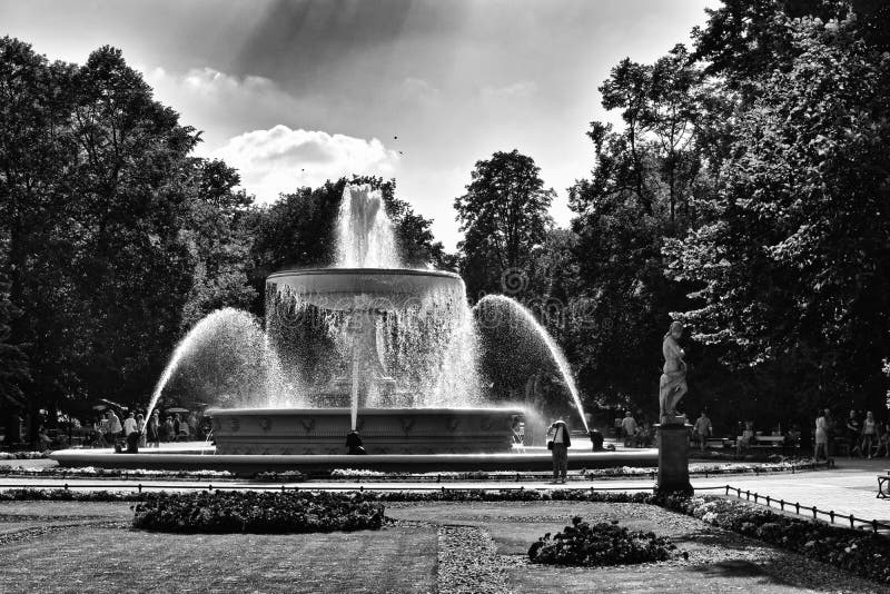 Исторический фонтан Варшавы в саде на день лета солнечный стоковая фотография rf