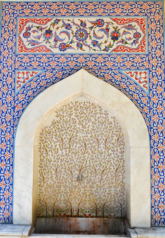 Исторический фонтан покрыл handmade Turkish - плитки тахты - Kutahya, Турция стоковое фото Исторический фонтан покрыл handmade Turkish - плитки тахты - Kutahya, Турция стоковое фото