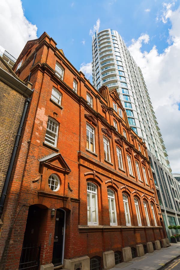 Историческое здание и небоскреб в Aldgate, Лондоне, Великобритании стоковые фото Историческое здание и небоскреб в Aldgate, Лондоне, Великобритании стоковые фото
