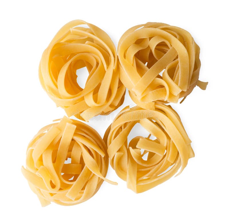 Итальянские гнезда fettuccine или макаронных изделий tagliatelle изолированные на белой предпосылке стоковые фото Итальянские гнезда fettuccine или макаронных изделий tagliatelle изолированные на белой предпосылке стоковые фото