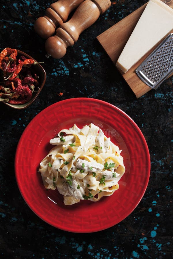 Итальянские макаронные изделия alfredo цыпленка стоковые изображения rf
