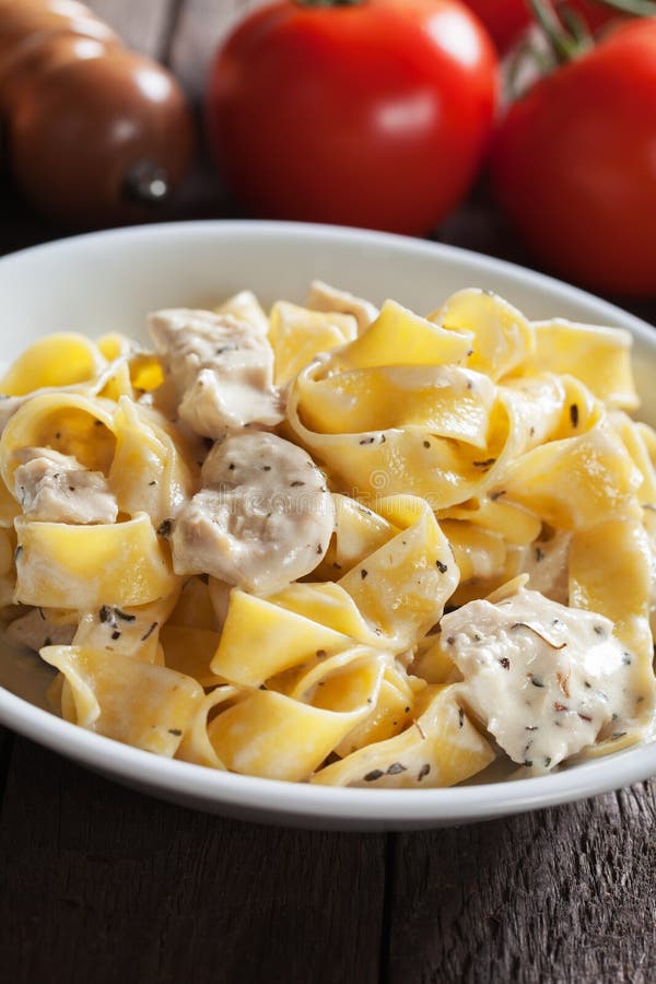 Итальянские макаронные изделия alfredo цыпленка стоковая фотография