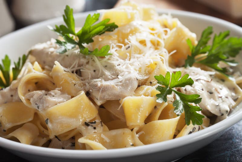 Итальянские макаронные изделия alfredo цыпленка стоковые изображения