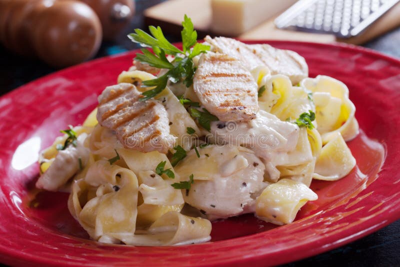 Итальянские макаронные изделия alfredo цыпленка стоковое изображение rf