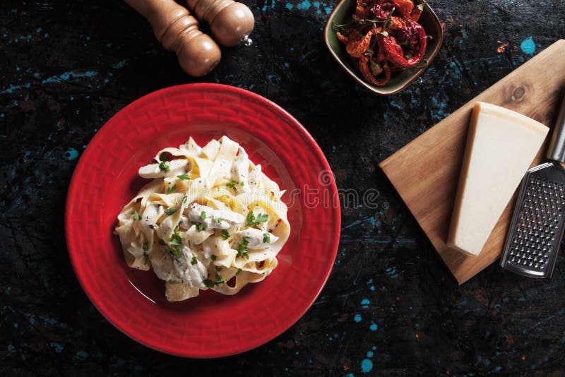 Итальянские макаронные изделия fettuccine alfredo цыпленка стоковое фото
