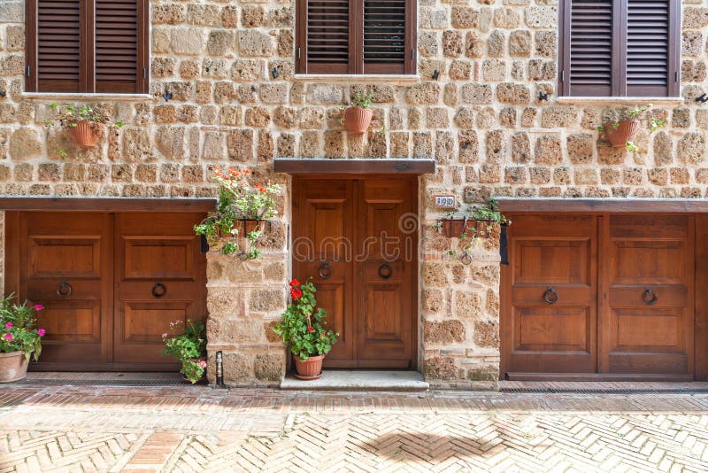 Итальянский фасад в тосканской деревне Pitigliano, Италии стоковое фото rf Итальянский фасад в тосканской деревне Pitigliano, Италии стоковое фото rf