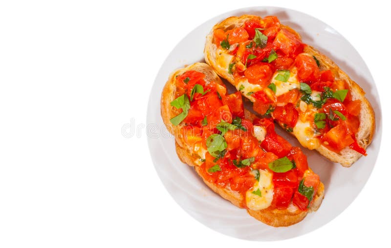 Итальянское bruschetta томата с прерванными овощами, травами, сыром и маслом на зажаренном или провозглашанном тост покрытом корк стоковая фотография Итальянское bruschetta томата с прерванными овощами, травами, сыром и маслом на зажаренном или провозглашанном тост покрытом корк стоковая фотография