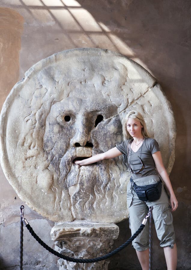 Италия rome Турист женщины кладет руку для того чтобы изречь правды стоковое изображение rf Италия rome Турист женщины кладет руку для того чтобы изречь правды стоковое изображение rf