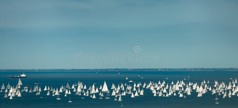 Италия trieste Над 2000 из шлюпки ветрил в Адриатическом море во время регаты 2017 Barcolana Самое большое regata парусника в стоковое изображение rf Италия trieste Над 2000 из шлюпки ветрил в Адриатическом море во время регаты 2017 Barcolana Самое большое regata парусника в стоковое изображение rf