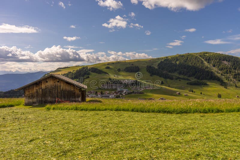 Италия, Альпе ди сьюзи, Отель seiser Alm с доломитом Сассолунго Langkofel, старый сарай в поле