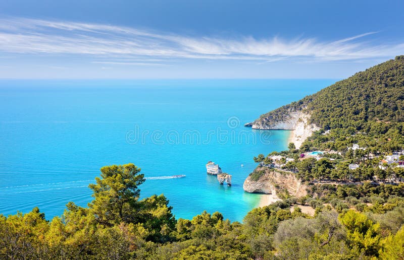 Итальянское побережье - пляж Zagare delle Baia, di Апулия Gargano и Faraglioni стоковые фото Итальянское побережье - пляж Zagare delle Baia, di Апулия Gargano и Faraglioni стоковые фото