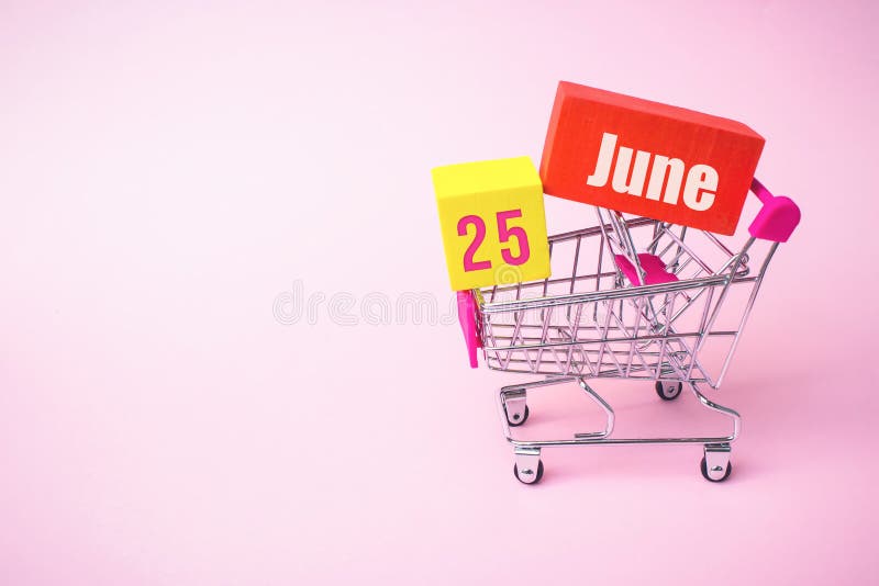 25 июня. день 25 месяца. закрыть игрушечную металлическую корзину с красной и желтой коробкой внутри с календарной даты стоковая фотография rf