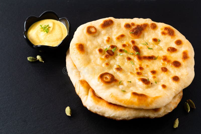 Йогурт Naan концепции еды домодельный органический на черной доске шифера с космосом экземпляра стоковое изображение rf Йогурт Naan концепции еды домодельный органический на черной доске шифера с космосом экземпляра стоковое изображение rf