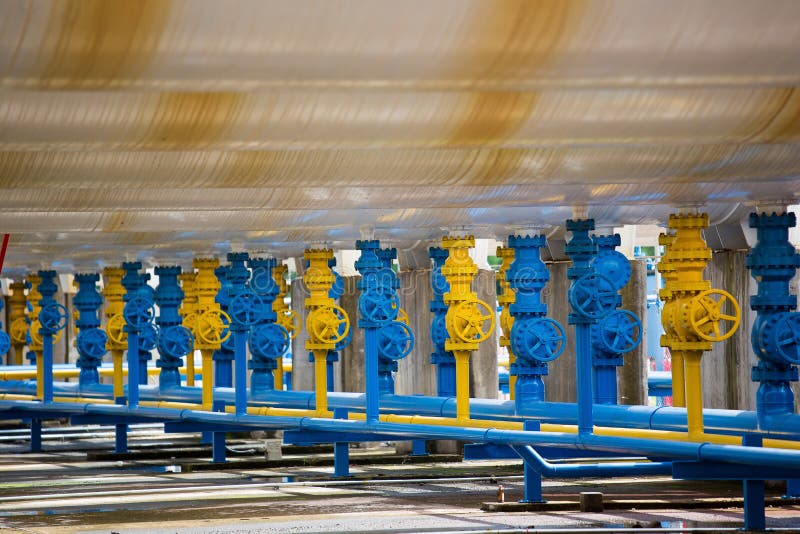 Клапаны на газовом заводе, предохранительном клапане давления и трубе газопровода стоковое фото Клапаны на газовом заводе, предохранительном клапане давления и трубе газопровода стоковое фото