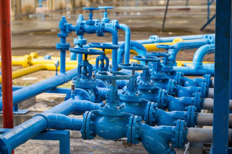 Клапаны на газовом заводе, фокусе предохранительного клапана давления селективном стоковые фото Клапаны на газовом заводе, фокусе предохранительного клапана давления селективном стоковые фото