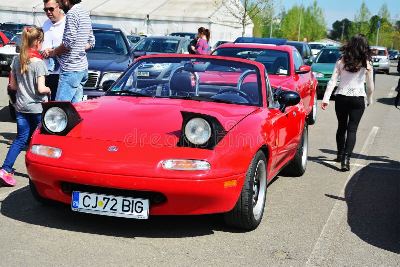 Классический красный фронт серии i NA Mazda MX-5 (Mazda Miata) стоковое фото rf Классический красный фронт серии i NA Mazda MX-5 (Mazda Miata) стоковое фото rf