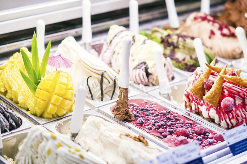 Классическое итальянское мороженое gelato в дисплее магазина стоковое фото rf Классическое итальянское мороженое gelato в дисплее магазина стоковое фото rf