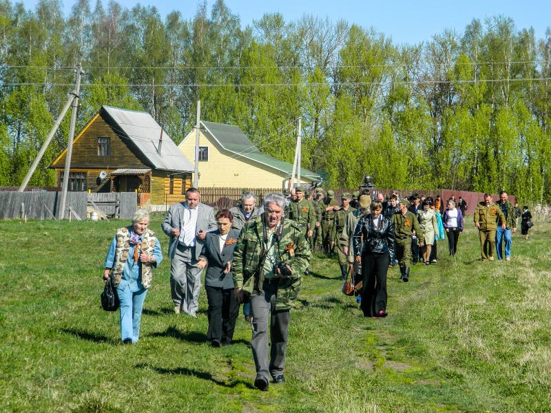 Класть венков на могиле упаденных солдат и мемориальной службы может 9, 2014 в зоне Kaluga (Россия) стоковое фото Класть венков на могиле упаденных солдат и мемориальной службы может 9, 2014 в зоне Kaluga (Россия) стоковое фото