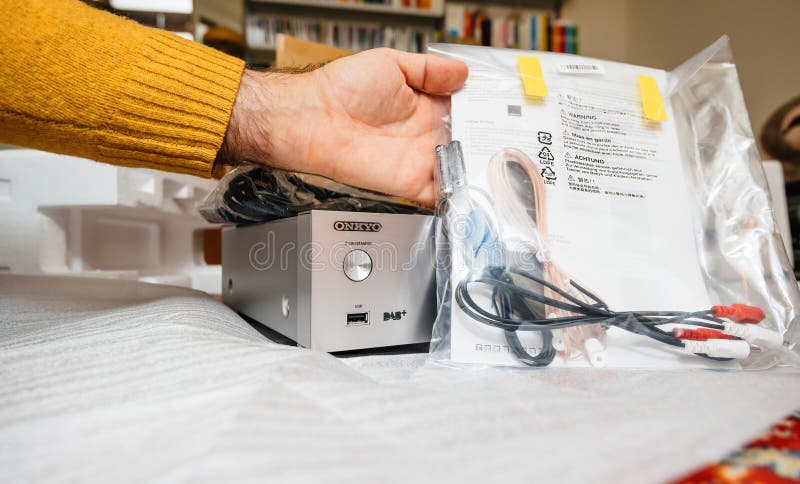 кабели, батарейки нового сетевого аудиоплеера Onkyo NS-6170 с DSD Hi-Res Audio стоковая фотография